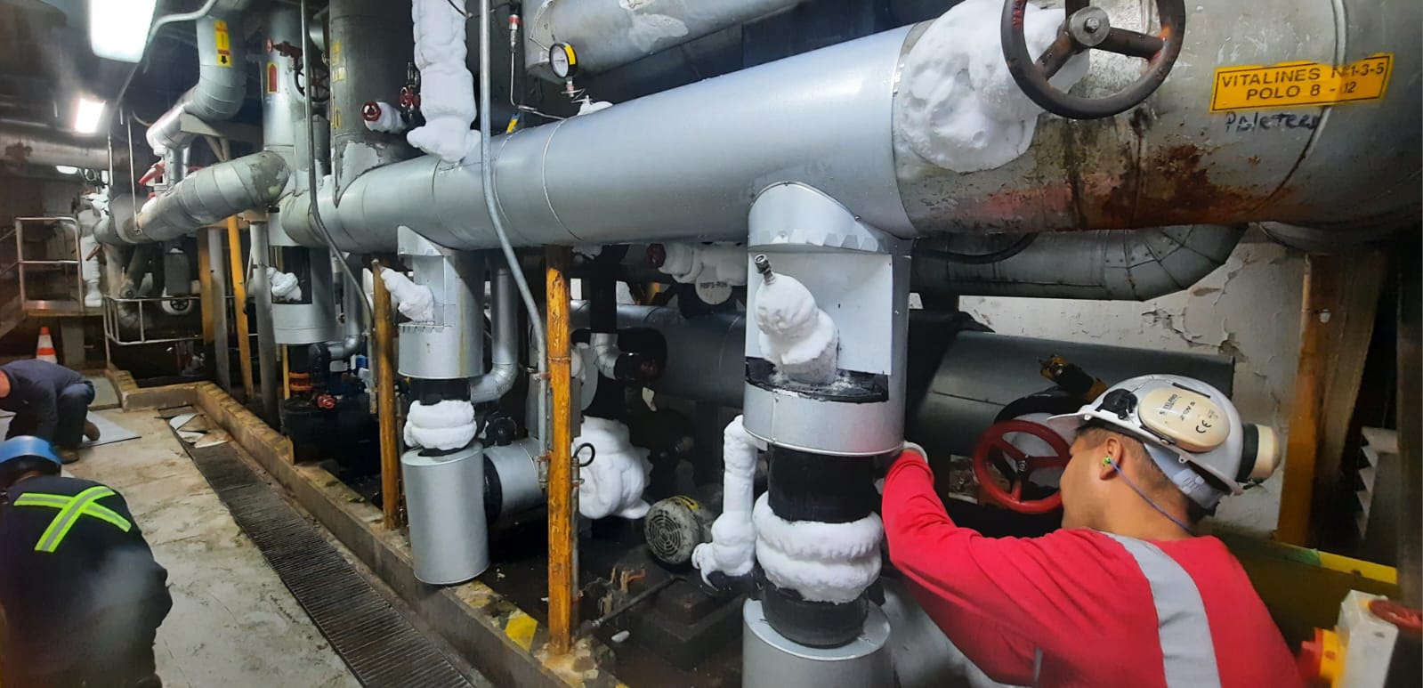 Aislación térmica en piping de amoniaco en sala de máquinas, Nestlé Macul